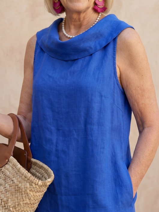 Viena | Vestido sin mangas con escote plisado suave hasta la rodilla