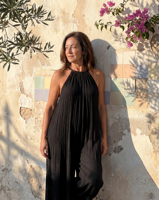 Silvia | Mono plisado con cuello halter, de pierna ancha y corte holgado