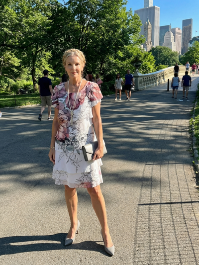 Ariadna | Vestido floral de largo a la rodilla con diseño limpio