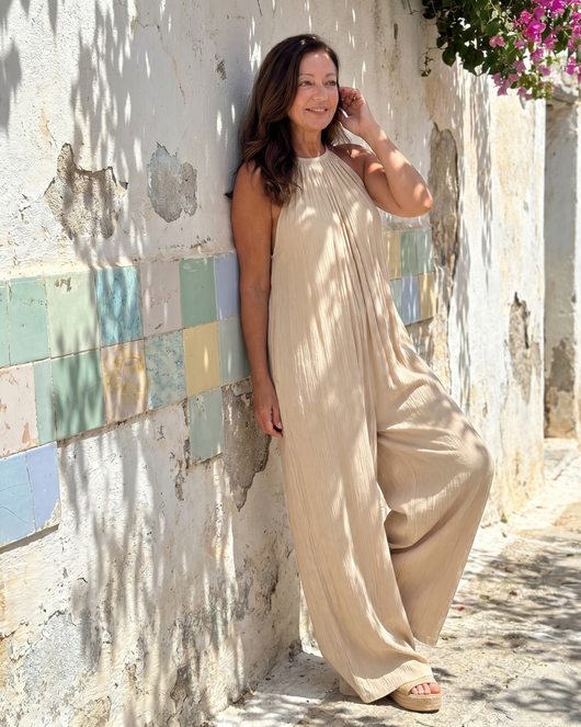 Silvia | Mono plisado con cuello halter, de pierna ancha y corte holgado