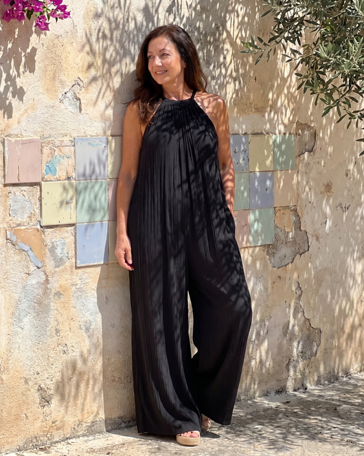 Silvia | Mono plisado con cuello halter, de pierna ancha y corte holgado