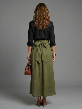 Vera | Conjunto de dos piezas con blusa negra y falda midi verde oliva
